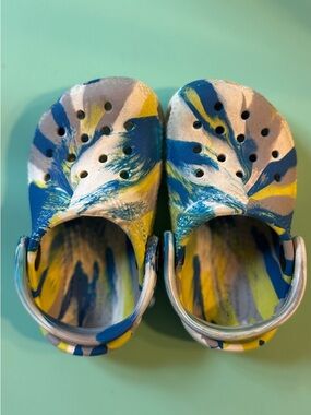 CROCS Kids Blue, Yellow & White Splash Clogs